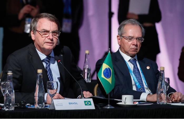 지난 17일(현지시간) 아르헨티나에서 열린 메르코수르 정상회의에 참석한 브라질의 자이르 보우소나루 대통령(왼쪽)과 파울루 게지스 경제장관 [브라질 일간 에스타두 지 상파울루] 