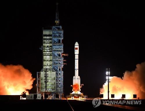 2016년 9월 15일 중국 간쑤(甘肅)성 주취안(酒泉) 위성발사센터에서 우주 실험실인 톈궁(天宮) 2호를 실은 로켓이 발사되는 장면. [EPA=연합뉴스]