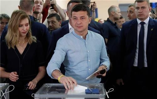 (타스=연합뉴스) 투표하는 볼로디미르 젤렌스키 우크라이나 대통령.