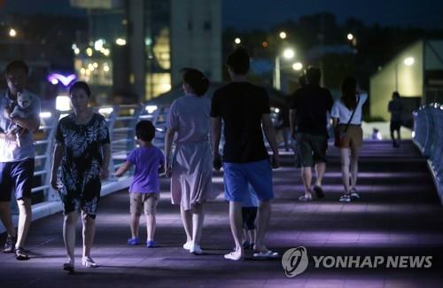 열대야 피해 나온 시민들