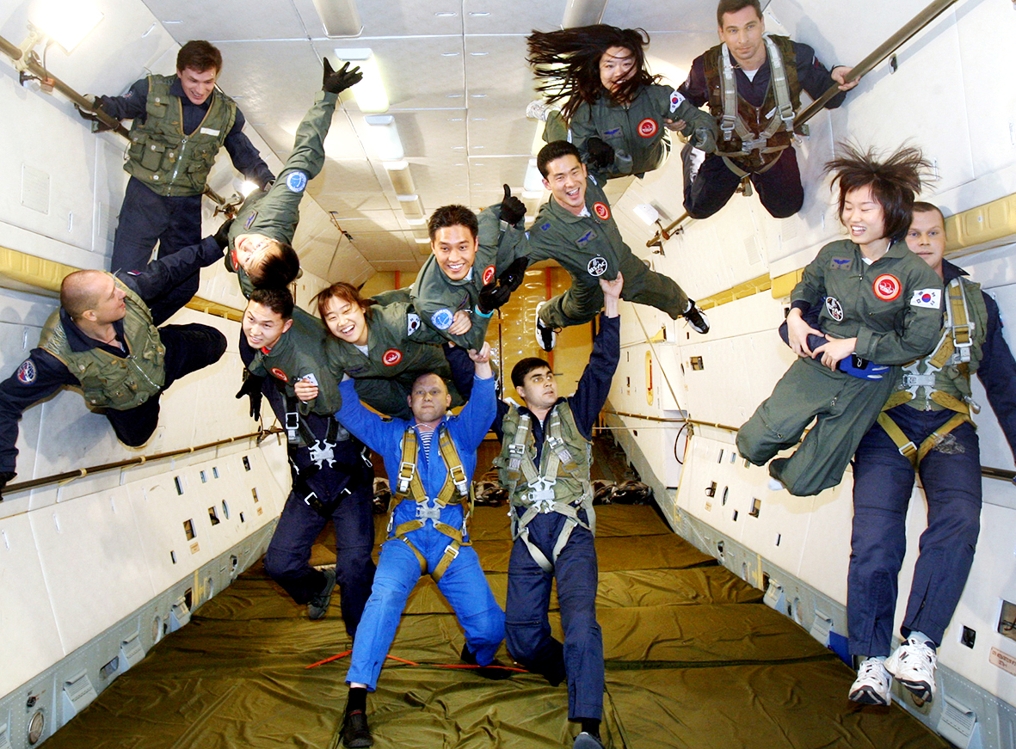 2006년 러시아 비행기에서 무중력체험을 하는 한국 우주인 후보들 [사진/조보희 기자]