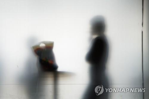 터키 이스탄불 국제 공항 흡연구역에서 흡연 중인 여성