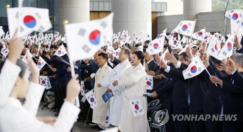 문 대통령, 다 함께 '만세삼창'