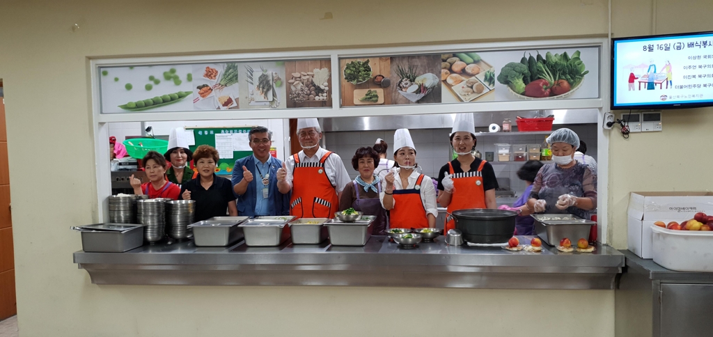이상헌 국회의원, 복지관 점심 배식 봉사