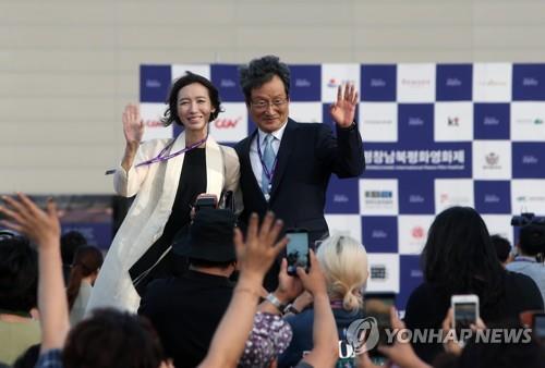(평창=연합뉴스) 이해용 기자 = 문성근 평창 남북영화제 이사장과 방은진 집행위원장이 16일 저녁 강원 평창군 평창올림픽스타디움에서 열린 제1회 평창남북평화영화제 개막식에 입장하고 있다. 2019.8.16