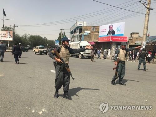 7일 아프간 수도 카불에서 큰 폭발이 발생, 치안 병력이 현장을 통제하고 있다. [로이터=연합뉴스]