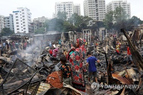 8월 16일 방글라데시 다카에서 발생한 화재로 잿더미가 된 빈민가. [로이터=연합뉴스]