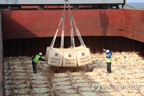 통일부는 지난 6월 19일 WFP를 통해 국내산 쌀 5만t을 북한에 지원하겠다고 발표했지만, 북한의 거부로 아직 지원이 실현되지 못했다. 사진은 2010년 군산항에서 북한 수재민에게 전달할 쌀을 선적하고 있는 모습. [연합뉴스 자료사진]