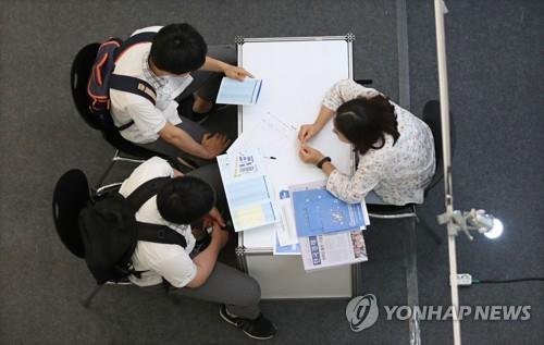 올해 6월 열린 특성화고 채용박람회에 찾은 학생들. [연합뉴스 자료사진]