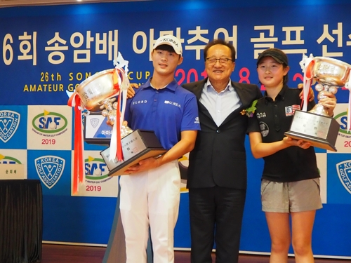 왼쪽부터 배용준, 우기정 송암재단 이사장, 이정현.