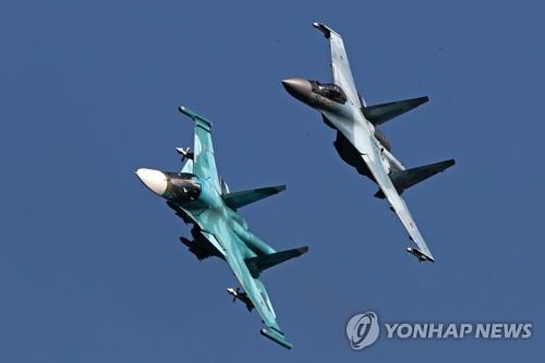러시아 'MAKS 2019' 에어쇼에서 비행 중인 SU-35와 SU-34(좌)