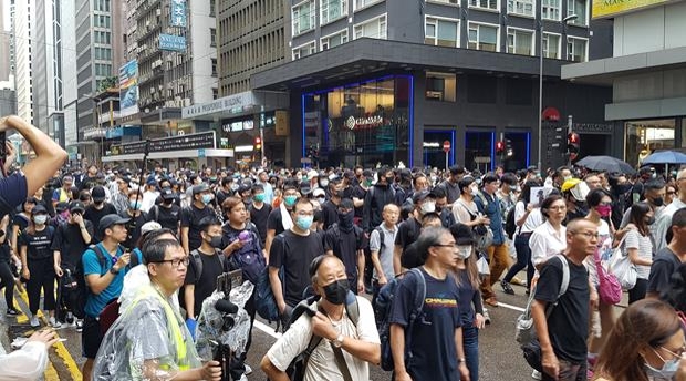 31일 중국 중앙정부 건물로 향하는 홍콩 시위대