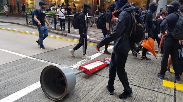 교통표지판으로 도로에 바리케이드를 만드는 홍콩 시위대