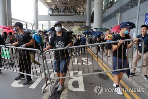 홍콩 국제공항 인근 도로 막는 시위대