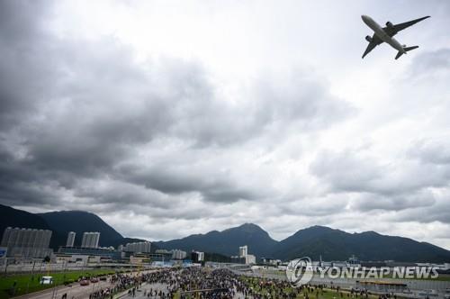 홍콩 국제공항 가는 도로 점거한 시위대