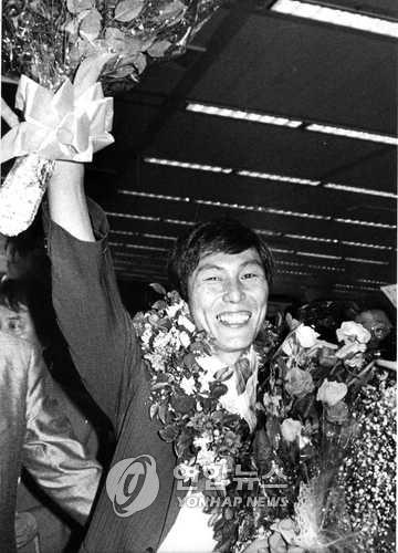 제1회 잉창치배에서 우승한 조훈현 9단이 1989년 9월 6일 서울 김포공항에 도착해 환영객들에게 손을 흔들고 있다. [연합뉴스 자료사진]