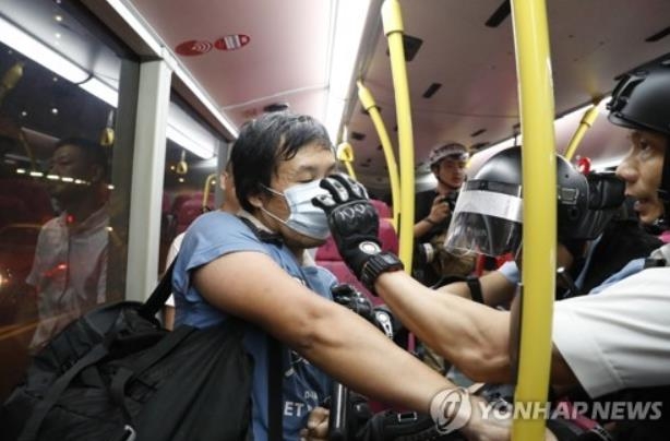 버스 안에서 몸수색을 벌이는 홍콩 경찰