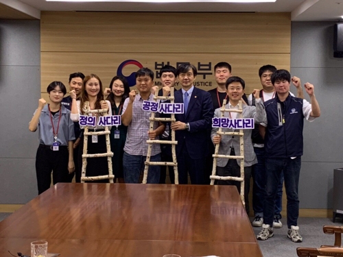 조국 '청년층 달래기'…장관 취임 이틀 만에 비공개 대담