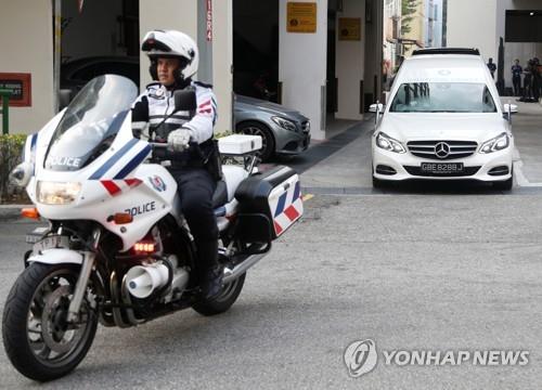 11일 싱가포르 장례식장에서 빠져나오는 무가베 전 대통령 시신 운구차.