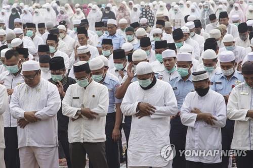 산불 연무가 확산하는 가운데 9월 11일 인도네시아 리아우주에서 비를 바라며 기도하는 무슬림. [AP=연합뉴스]