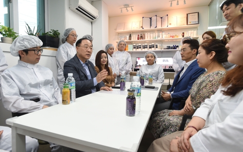 추석연휴 첫날 수출 중소기업 찾은 홍남기 부총리