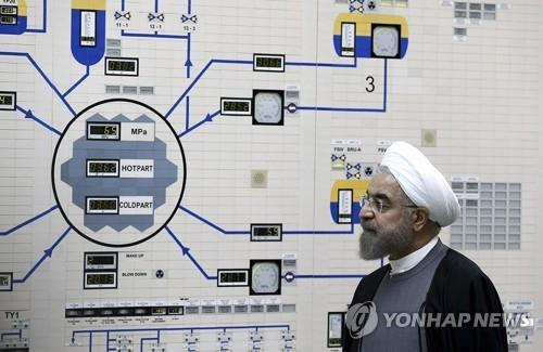 이란 핵시설 개요를 둘러보는 하산 로하니 이란 대통령[AP=연합뉴스]