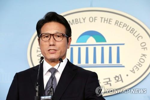 손학규 퇴진 촉구 회견하는 정병국 (서울=연합뉴스) 김주형 기자 = 바른미래당 정병국 의원이 16일 오후 국회 정론관에서 손학규 대표 퇴진 촉구 기자회견을 하고 있다. 2019.9.16 kjhpress@yna.co.kr(끝)