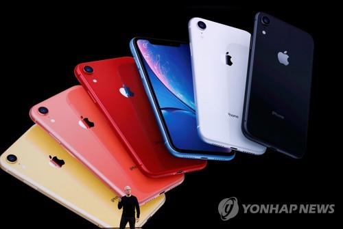 팀 쿡 애플 CEO가 미 캘리포니아 쿠퍼티노의 애플 본사에서 아이폰 11 제품을 발표하고 있다. [로이터=연합뉴스 자료사진]