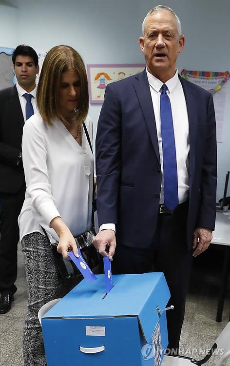 올해 4월 이스라엘 총선에서 투표하는 청백당 대표 베니 간츠(오른쪽)[AFP=연합뉴스 자료사진] 
