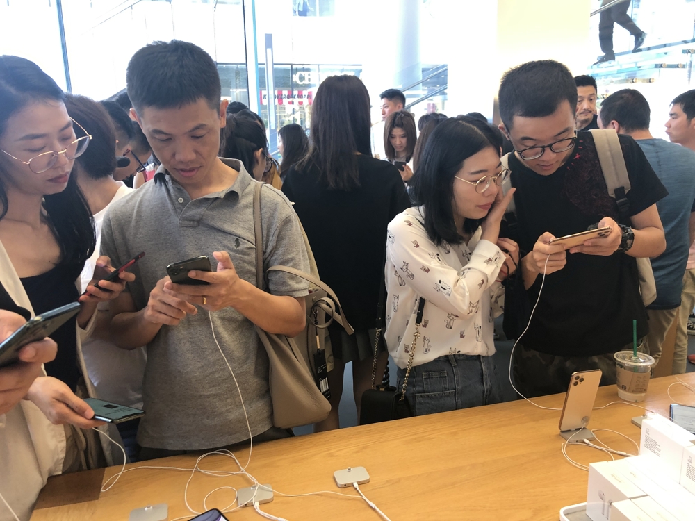 20일 베이징 싼리툰의 애플스토어에서 소비자들이 아이폰 신모델을 살펴보고 있다. (베이징=연합뉴스) 김윤구 특파원