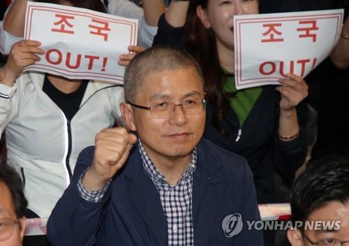 조국 장관 규탄하는 황교안 (부산=연합뉴스) 손형주 기자 = 20일 오후 부산 부산진구 서면 거리에서 열린 '조국 파면 부산시민연대 촛불집회'에서 자유한국당 황교안 대표가 구호를 외치고 있다. 2019.9.20 handbrother@yna.co.kr(끝)
