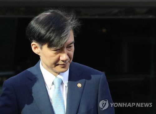 굳은 표정으로