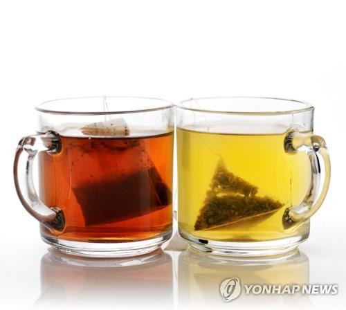 티백으로 우려낸 홍차와 녹차