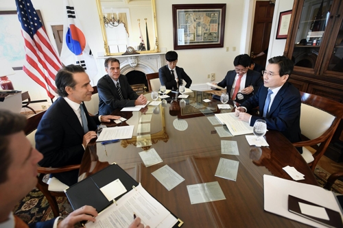 미국 재무부 부장관과 면담하는 김용범 차관