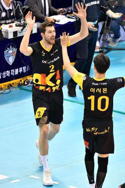OK저축은행에서 뛰던 시절의 브람(왼쪽)