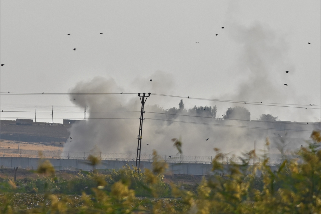 시리아 국경도시 텔 아브야드에서 연기가 피어오르는 모습
