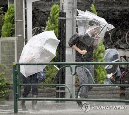 태풍 하기비스 日 강타…도쿄의 행인들