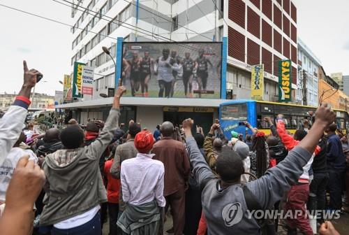 케냐 마라토너 킵초게 2시간 벽 허물다