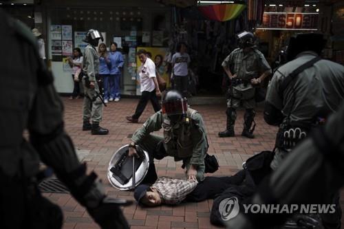 췬완 지역에서 경찰에 체포되는 홍콩 시위대