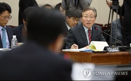 국정감사에서 답변하는 민병희 강원도 교육감