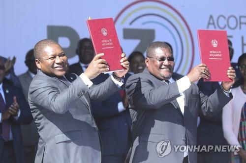 모잠비크에서 평화협정에 서명한 뉴시 대통령(오른쪽)과 최대 야당 레나모의 지도자 오수푸 모마드[AP=연합뉴스 자료사진] 