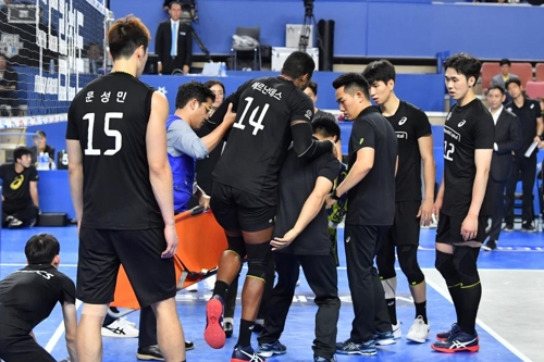 부축을 받으며 경기장을 빠져나가는 에르난데스