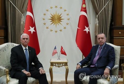 마이크 펜스(좌) 미국 부통령과 레제프 타이이프 에르도안 터키 대통령