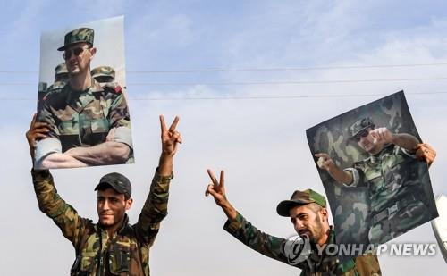 시리아 만비즈에 배치된 알아사드 정권 병사들