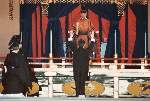 제126대 나루히토 일왕이 자신의 즉위 사실을 대내외에 알리는 행사가 22일 열린다. 1990년 11월 열렸던 아키히토 전 일왕의 즉위 선포 의식 때 가이후 도시키 당시 총리가 만세삼창을 하고 있다. [교도=연합뉴스 자료사진]