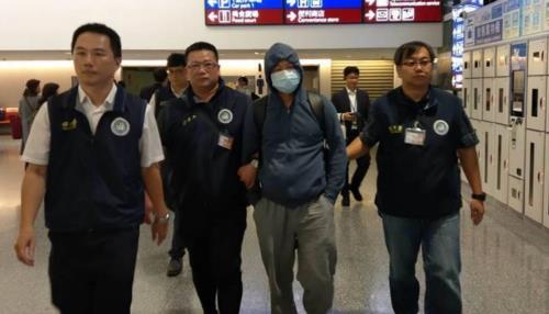 강제 출경위해 이동 중인 중국인 후씨(오른쪽에서 2번째)