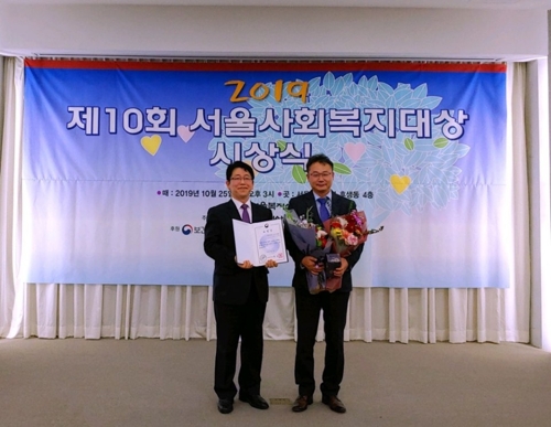보건복지부장관 표창 받은 가평의료재단 이승무 이사장(오른쪽)