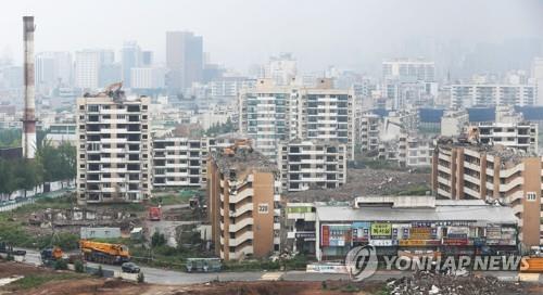 철거가 진행 중인 둔촌주공 재건축 단지