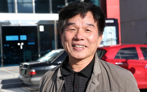 미소 띤 극단 대표