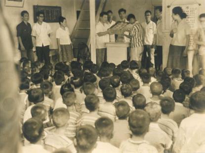 서울시교육청 중부교육지원청의 학교 기록물 공모전 금상 수상작으로 선정된 1964년 서울 왕십리 '천우회 야학' 모습을 담은 사진.